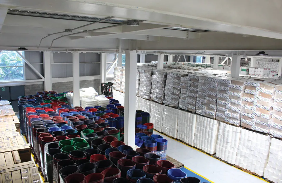 Macetas plásticas de colores almacenadas en la bodega