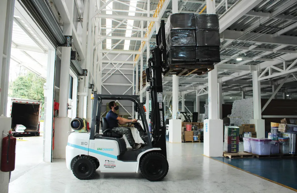 Montacargas trasladando mercadería en el centro de distribución