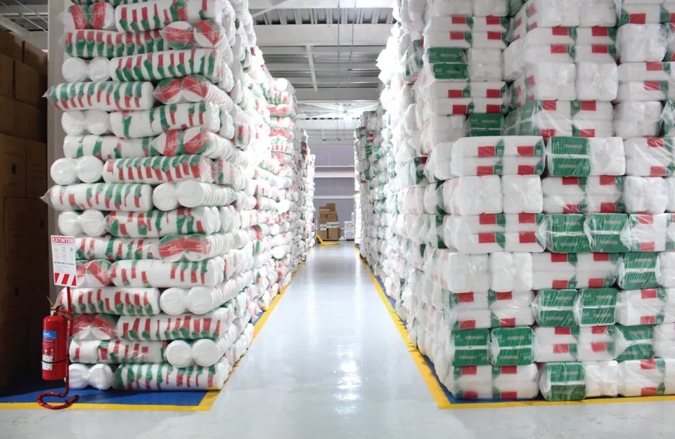 Bultos de platos desechables almacenados en la bodega