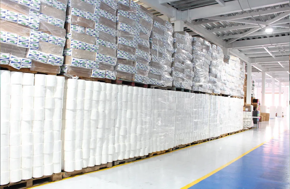 Estantería con fardos de servilletas y papel en la bodega