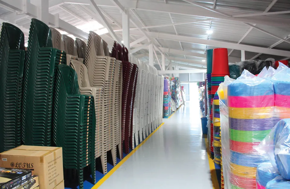 Sillas plásticas apiladas en la bodega